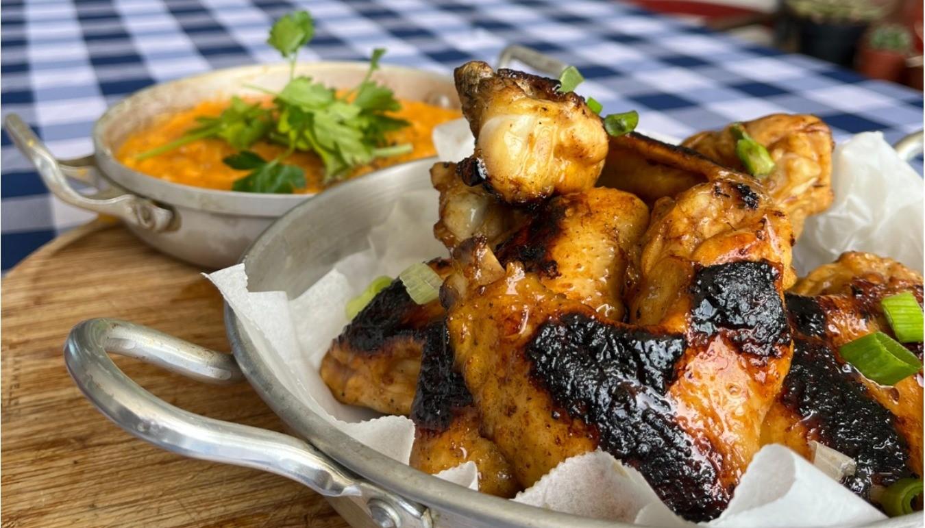 כנפיים בתיבול עם פירה בטטה